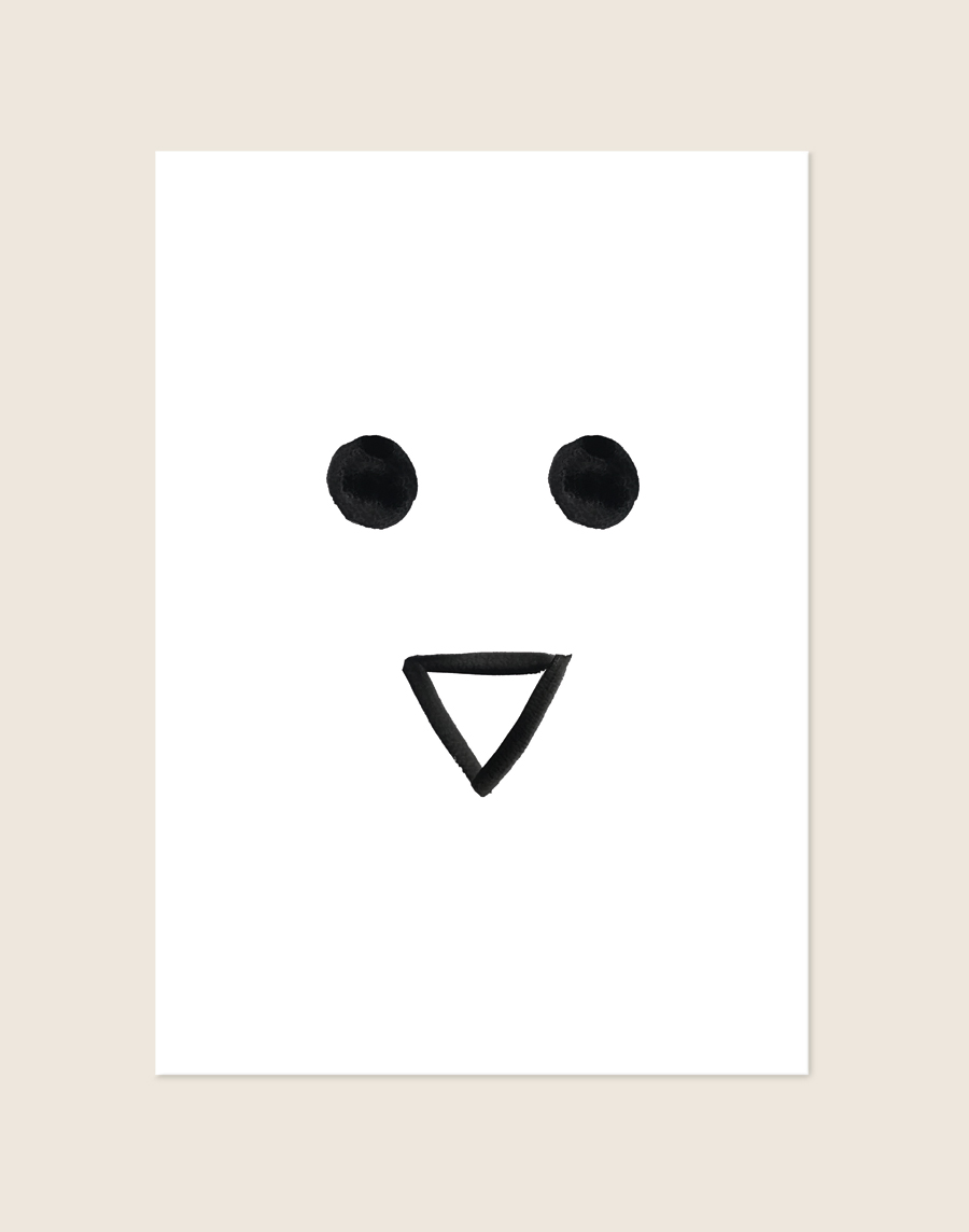 Minimalistische zwart-witte Poster Kip met twee getekende zwarte oogjes en een driehoekig snaveltje op een helderwitte achtergrond, sfeervol opgehangen in een ruimte.