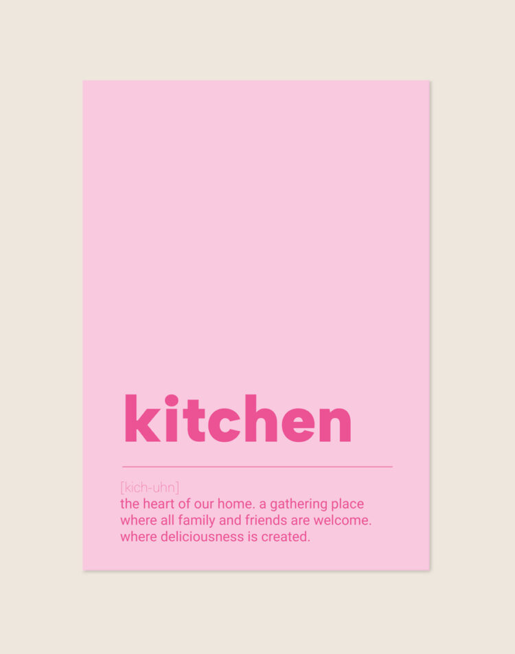 Stijlvolle typografische poster met het woord Kitchen, sfeervol opgehangen aan een neutrale muur in een lichte en moderne keuken.