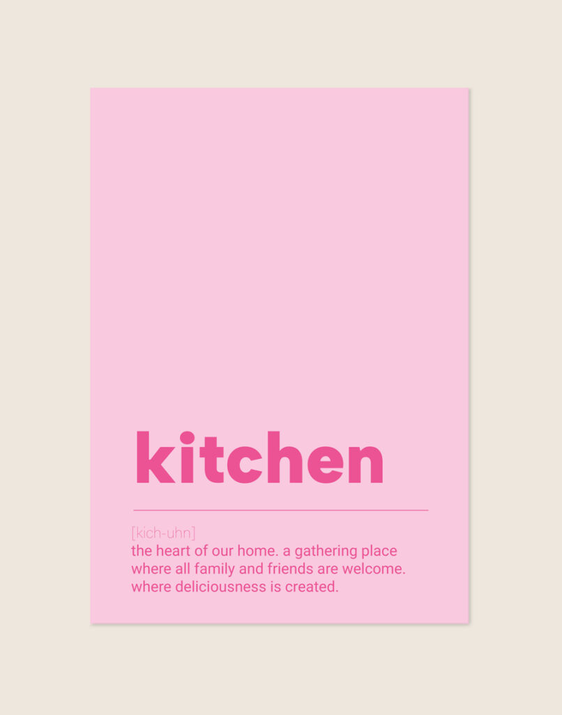 Stijlvolle typografische poster met het woord Kitchen, sfeervol opgehangen aan een neutrale muur in een lichte en moderne keuken.