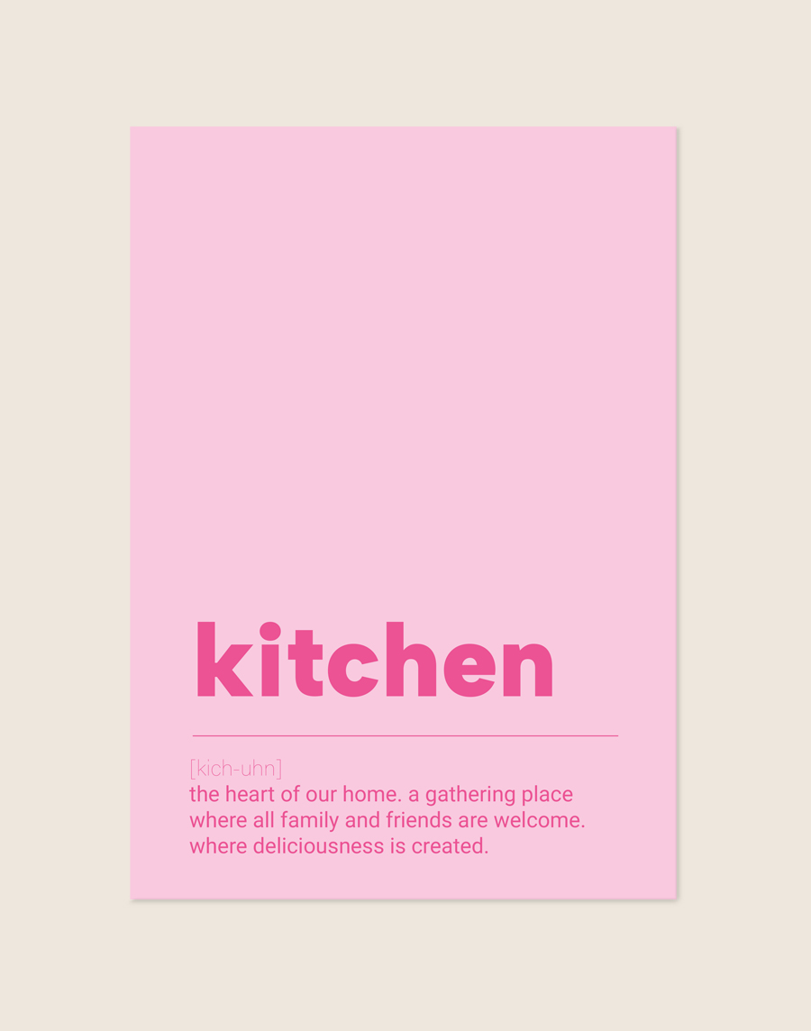 Stijlvolle typografische poster met het woord Kitchen, sfeervol opgehangen aan een neutrale muur in een lichte en moderne keuken.