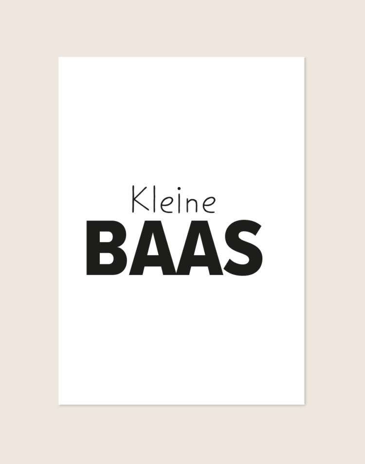 Een minimalistische, rechthoekige poster, gecentreerd tegen een effen, lichtbeige achtergrond. De poster zelf is wit met in het midden een opvallende, zwarte typografische print. Bovenaan staat het woord 'Kleine' geschreven in een smal, speels en handgeschreven lettertype. Direct daaronder staat de nadruk op het woord 'BAAS', weergegeven in extra grote, dikke en strakke blokletters. Een stoere en grappige tekstposter, ideaal voor een kinderkamer.