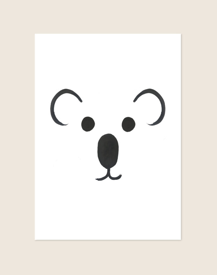Minimalistische zwart-witte Poster Koala met een handgetekend koalagezichtje op een helderwitte achtergrond, sfeervol opgehangen in een ruimte.