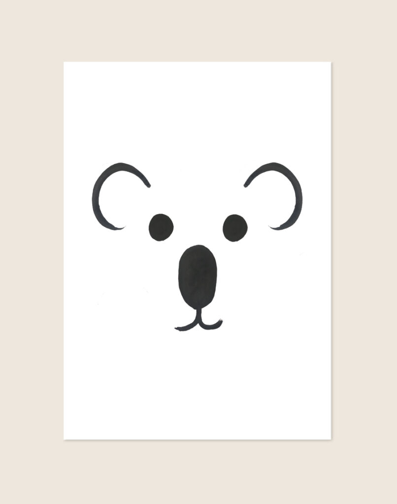 Minimalistische zwart-witte Poster Koala met een handgetekend koalagezichtje op een helderwitte achtergrond, sfeervol opgehangen in een ruimte.