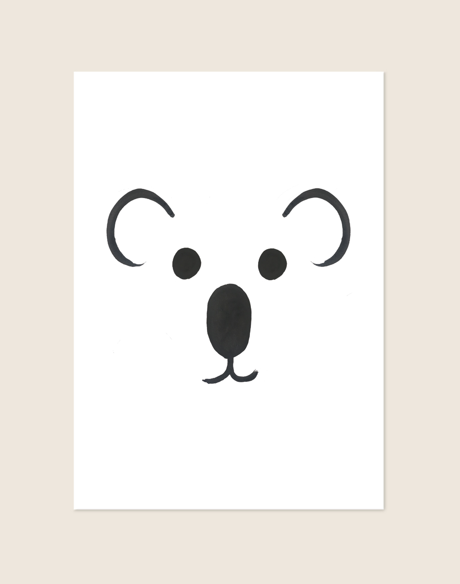 Minimalistische zwart-witte Poster Koala met een handgetekend koalagezichtje op een helderwitte achtergrond, sfeervol opgehangen in een ruimte.