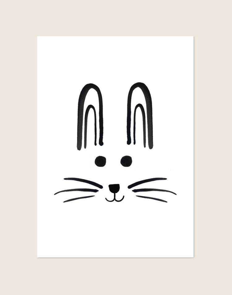 Een witte poster met een minimalistische, zwarte lijntekening van een konijnengezicht. De eenvoudige illustratie bestaat uit twee lange oren, twee massieve ronde stippen als ogen, een klein zwart neusje met een glimlachje eronder, en drie snorharen aan weerszijden.