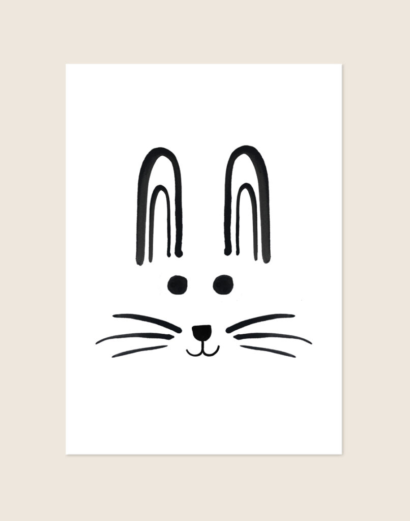 Een witte poster met een minimalistische, zwarte lijntekening van een konijnengezicht. De eenvoudige illustratie bestaat uit twee lange oren, twee massieve ronde stippen als ogen, een klein zwart neusje met een glimlachje eronder, en drie snorharen aan weerszijden.