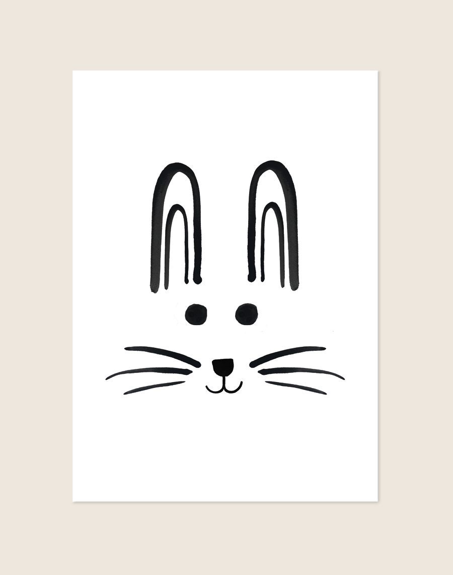 Een witte poster met een minimalistische, zwarte lijntekening van een konijnengezicht. De eenvoudige illustratie bestaat uit twee lange oren, twee massieve ronde stippen als ogen, een klein zwart neusje met een glimlachje eronder, en drie snorharen aan weerszijden.