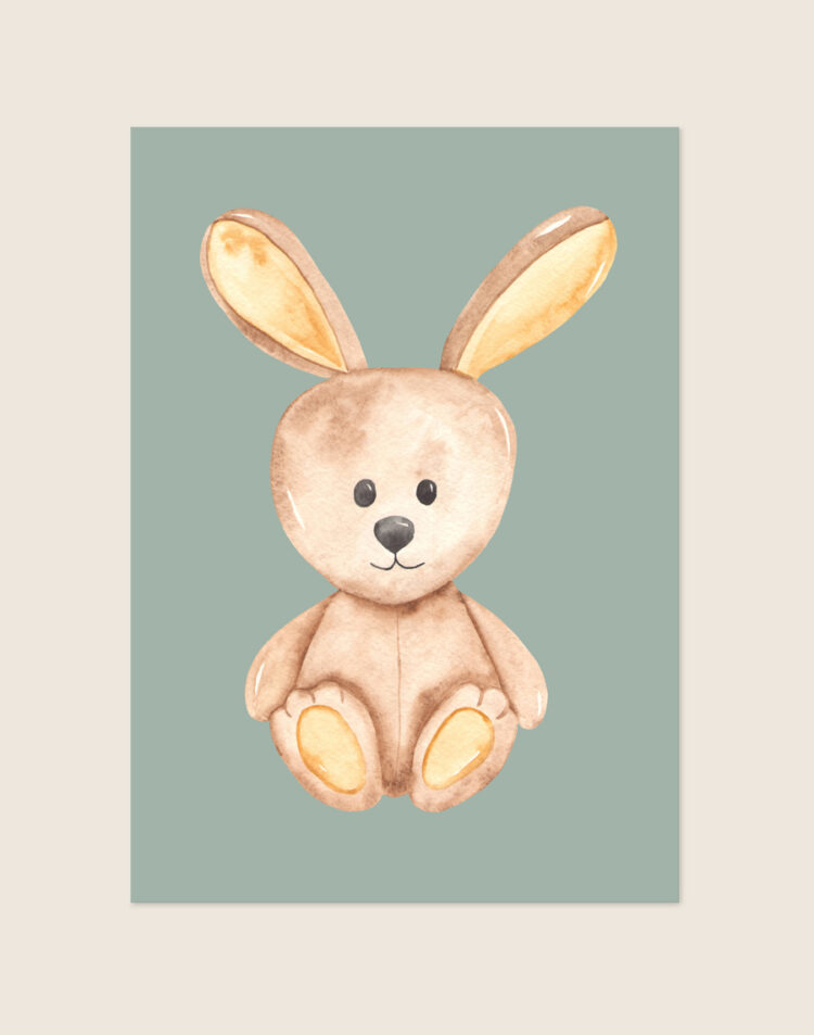 Lieve kinderkamer Poster Konijntje met een geïllustreerd aquarel knuffelkonijn op een saliegroene achtergrond, sfeervol opgehangen in een ruimte.