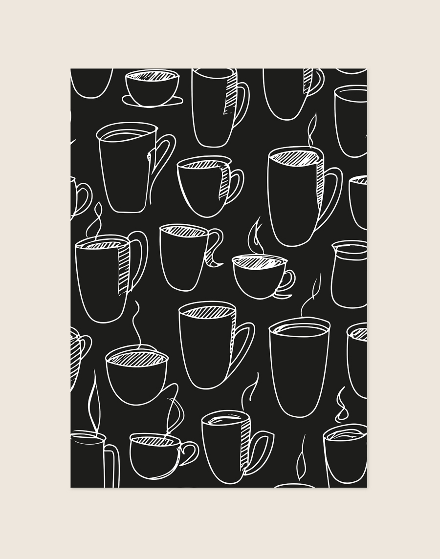 Sfeervolle illustratieve poster met stijlvolle koffie- en theekopjes, elegant opgehangen boven een koffiehoek in een moderne, lichte keuken.
