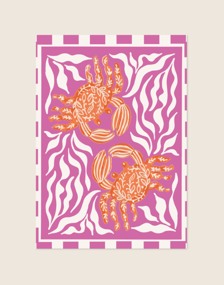 Een kleurrijke grafische poster met een roze achtergrond en een rand van roze en witte blokken. Op de poster staan twee oranje krabben afgebeeld, voorzien van witte bladpatronen op hun schilden. Rondom de krabben zijn witte, golvende zeewiervormen getekend.