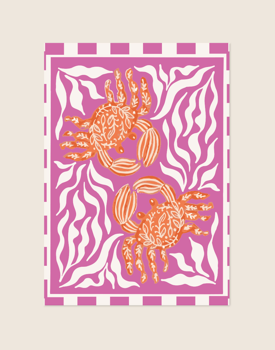 Een kleurrijke grafische poster met een roze achtergrond en een rand van roze en witte blokken. Op de poster staan twee oranje krabben afgebeeld, voorzien van witte bladpatronen op hun schilden. Rondom de krabben zijn witte, golvende zeewiervormen getekend.