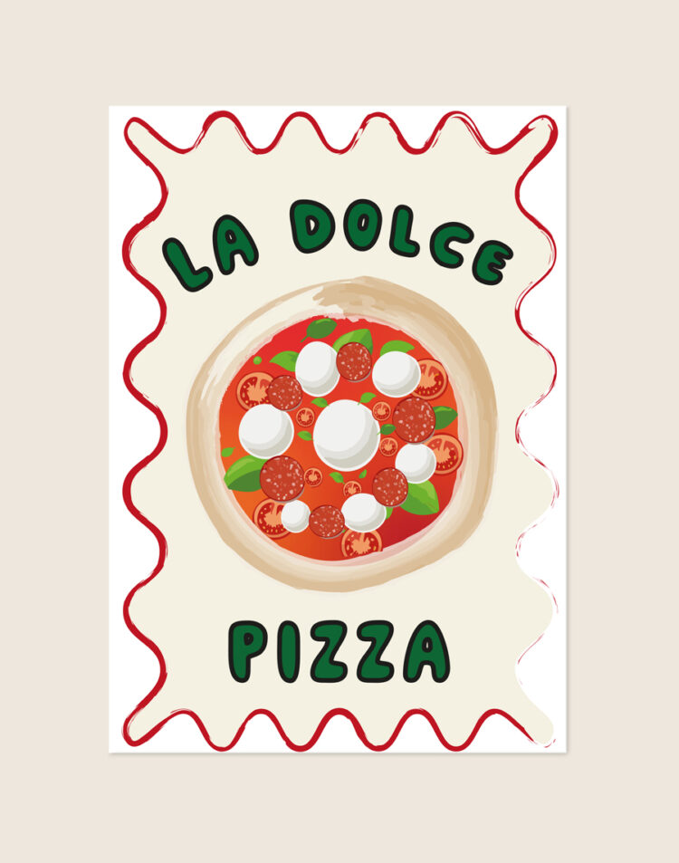 Stijlvolle culinaire poster met het opschrift 'La Dolce Pizza', sfeervol opgehangen boven een eettafel in een warme Italiaanse keuken.