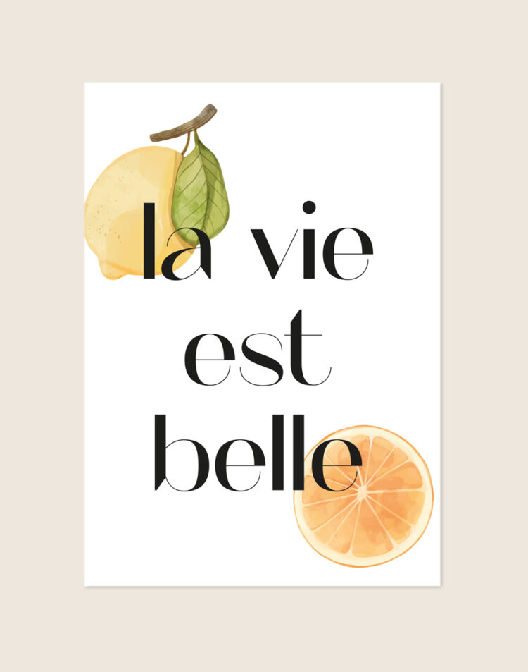 Frisse witte poster met zwarte typografie 'la vie est belle', een geel citroentje linksboven en een oranje sinaasappelschijfje rechtsonder.