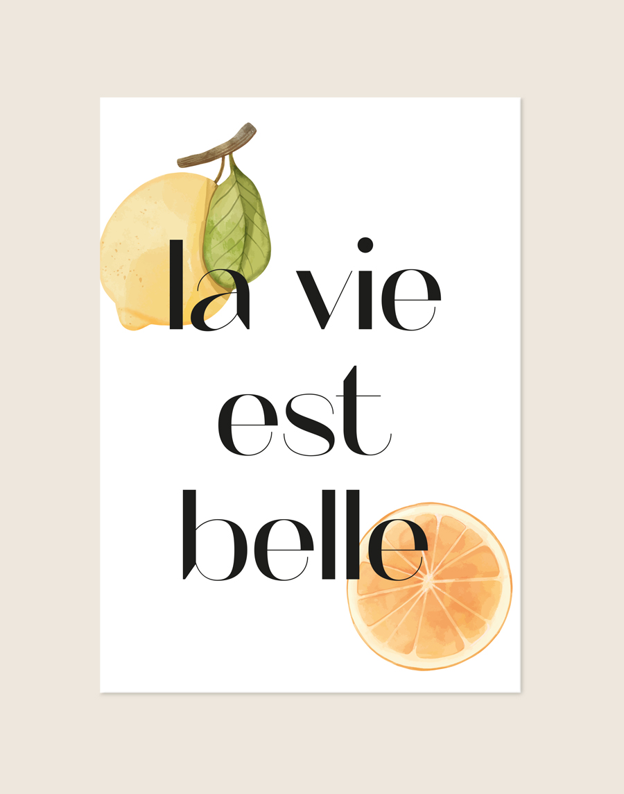 Frisse witte poster met zwarte typografie 'la vie est belle', een geel citroentje linksboven en een oranje sinaasappelschijfje rechtsonder.