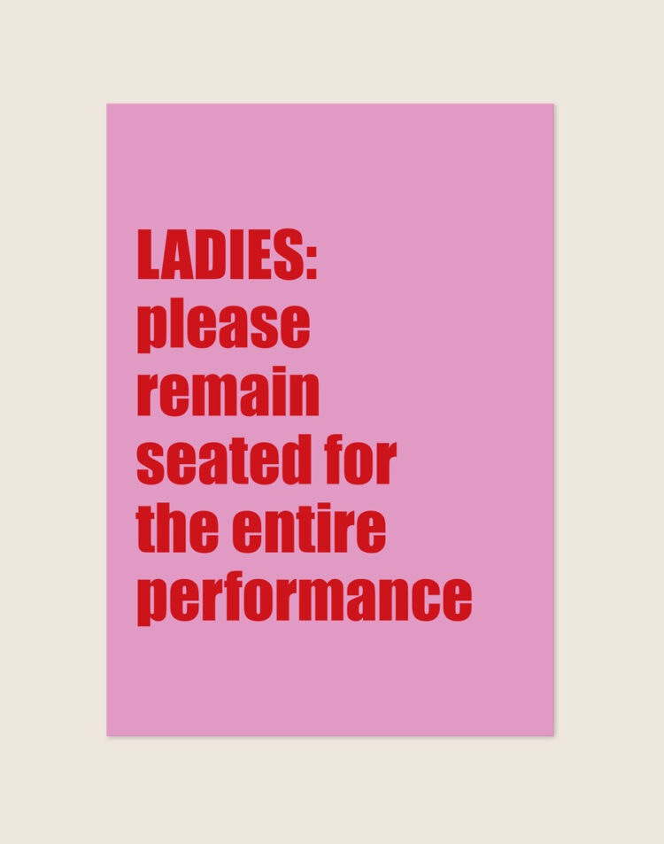 Zachtroze poster met knalrode letters en de tekst LADIES: please remain seated for the entire performance, sfeervol opgehangen in een moderne toiletruimte.