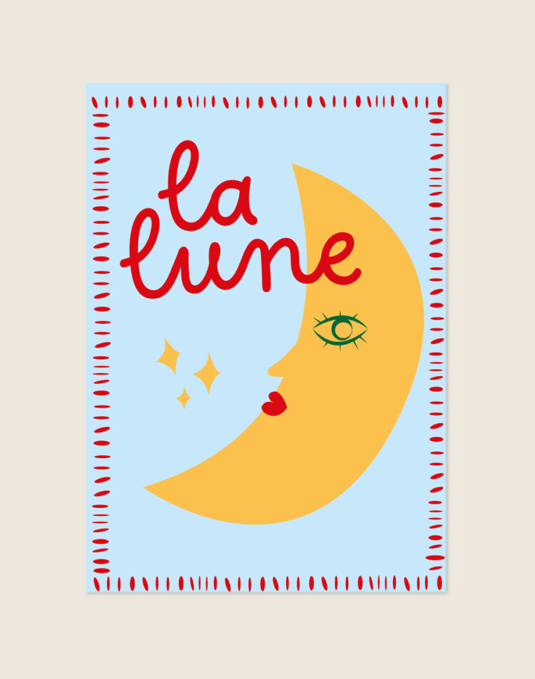 Een kleurrijke, vintage-geïnspireerde poster met een lichtblauwe achtergrond en een rood-gestippelde rand. Centraal staat een gele halve maan met een gezicht, een groen oog en rode lippen. Over de maan heen staat de tekst "la lune" geschreven in rode sierletters, vergezeld door kleine gele sterretjes.