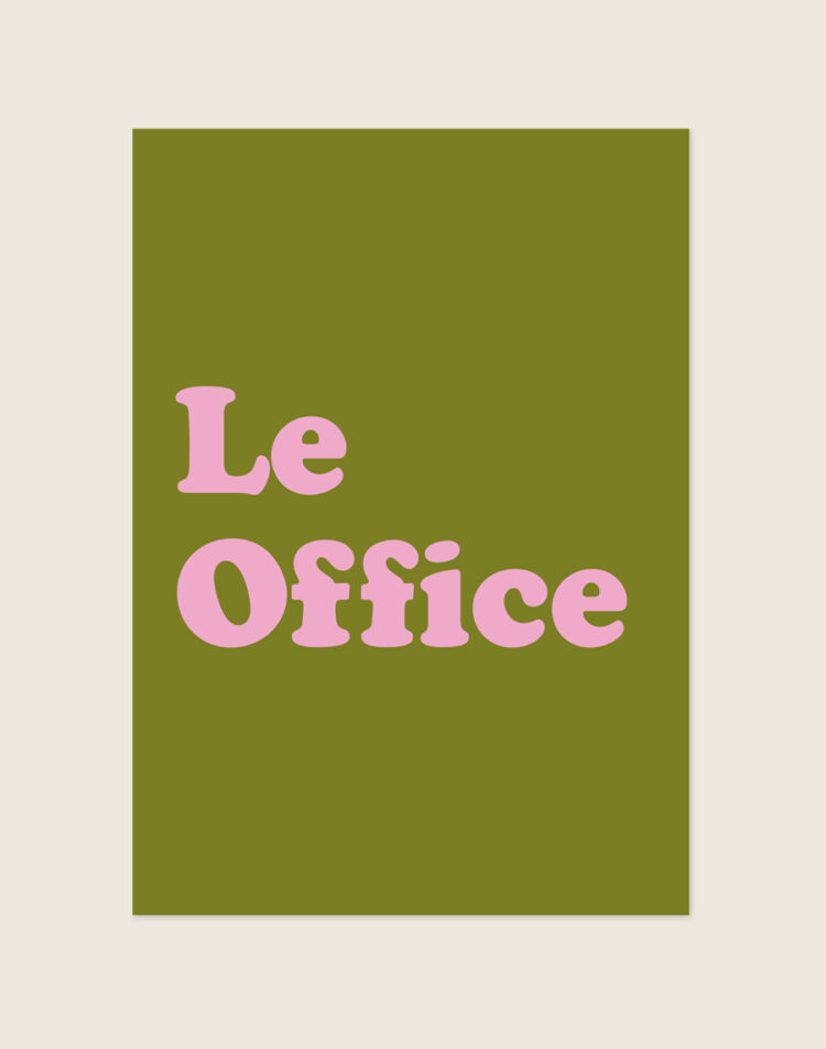 Trendy olijfgroene Poster Le office met retro roze letters en de tekst Le Office, sfeervol opgehangen in een thuiskantoor.