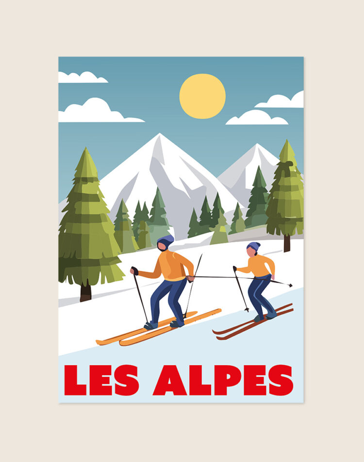 Een vintage geïllustreerde reisposter met twee skiërs in oranje jacks en blauwe broeken op een besneeuwde helling. Op de achtergrond staan dennenbomen, met sneeuw bedekte bergtoppen en een gele zon aan een lichtblauwe hemel. Onderaan staat in grote rode letters 'LES ALPES'.
