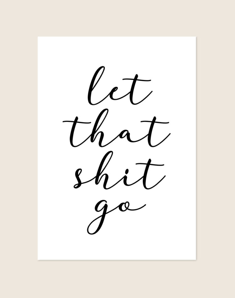 Minimalistische zwart-witte Let Go poster met sierlijke schrijfletters en de tekst let that shit go, sfeervol opgehangen in een toiletruimte.