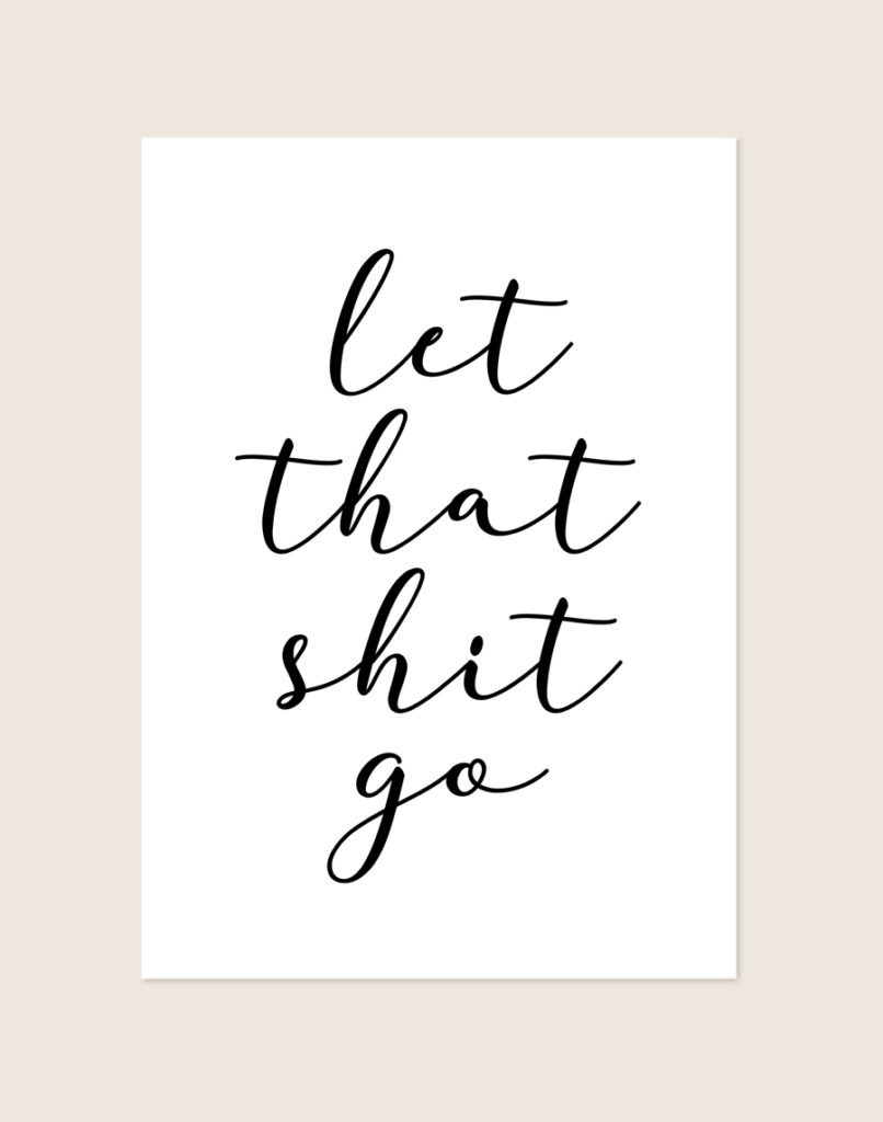Minimalistische zwart-witte Let Go poster met sierlijke schrijfletters en de tekst let that shit go, sfeervol opgehangen in een toiletruimte.