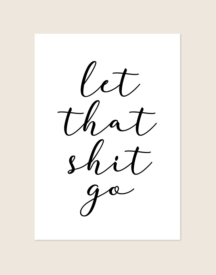 Minimalistische zwart-witte Let Go poster met sierlijke schrijfletters en de tekst let that shit go, sfeervol opgehangen in een toiletruimte.