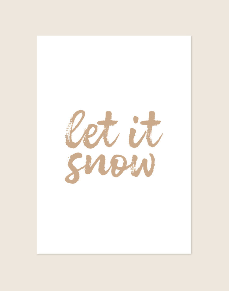Witte poster met de tekst 'let it snow' in een beige, speels en handgeschreven penseel-lettertype, sfeervol opgehangen in een modern interieur.