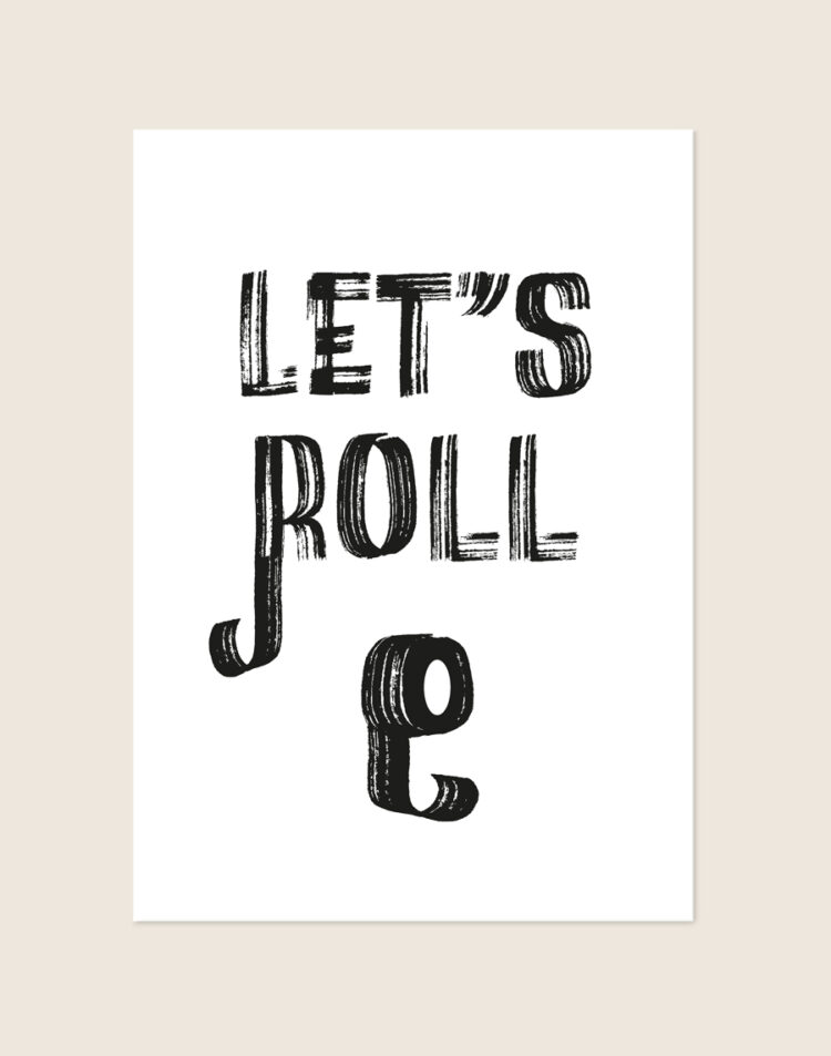 Minimalistische zwart-witte poster met zwarte brush-typografie van de tekst Let's roll, sfeervol opgehangen aan een neutrale muur in een moderne toiletruimte.