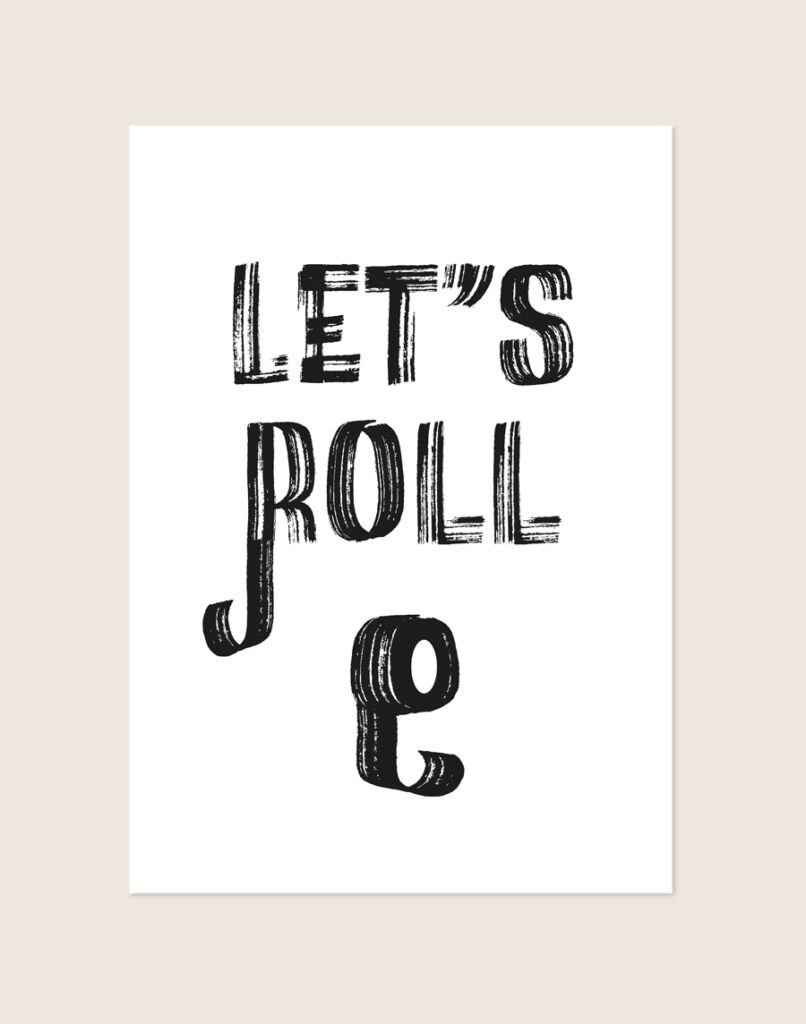 Minimalistische zwart-witte poster met zwarte brush-typografie van de tekst Let's roll, sfeervol opgehangen aan een neutrale muur in een moderne toiletruimte.