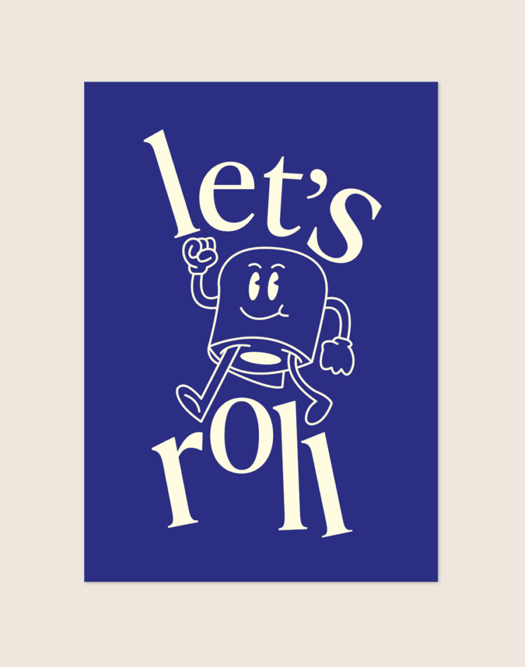 Diep kobaltblauwe poster met een crèmekleurige retro cartoon illustratie van een rennende rol toiletpapier en de tekst let's roll, sfeervol opgehangen aan een neutrale muur in een moderne toiletruimte.