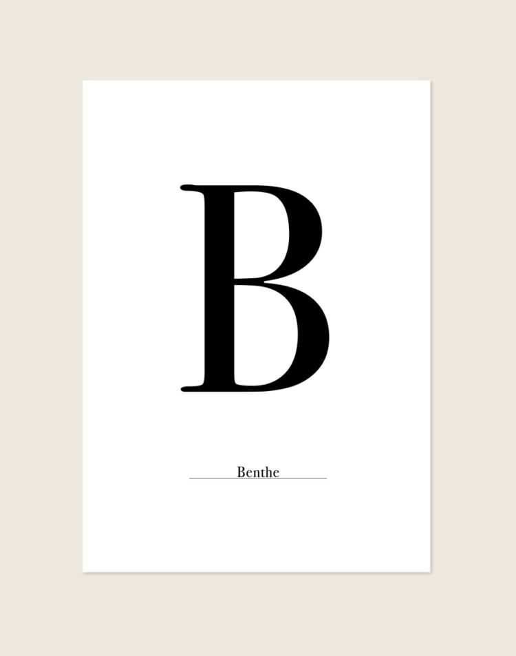 Gepersonaliseerde poster met een grote sierlijke zwarte letter en een zelfgekozen naam eronder, zoals te zien op het voorbeeld Letter sierlijk B.