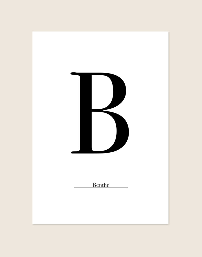 Gepersonaliseerde poster met een grote sierlijke zwarte letter en een zelfgekozen naam eronder, zoals te zien op het voorbeeld Letter sierlijk B.