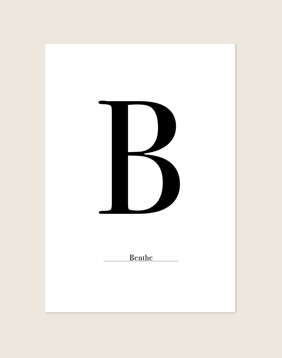 Gepersonaliseerde poster met een grote sierlijke zwarte letter en een zelfgekozen naam eronder, zoals te zien op het voorbeeld Letter sierlijk B.