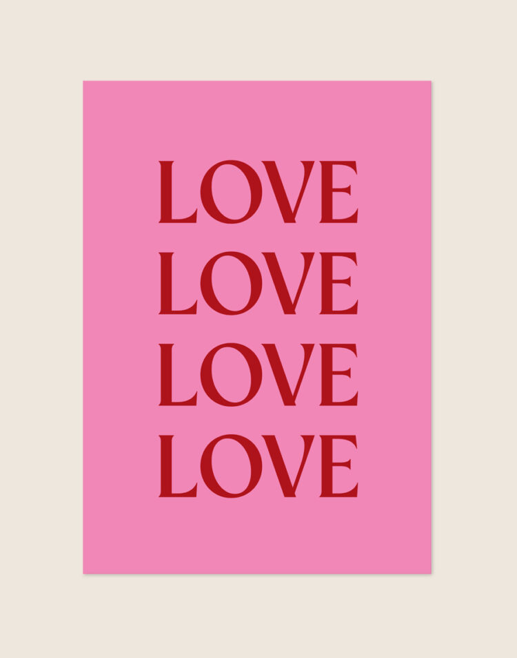 Opvallende roze poster met viermaal het woord 'LOVE' onder elkaar geschreven in een klassiek rood schreeflettertype.