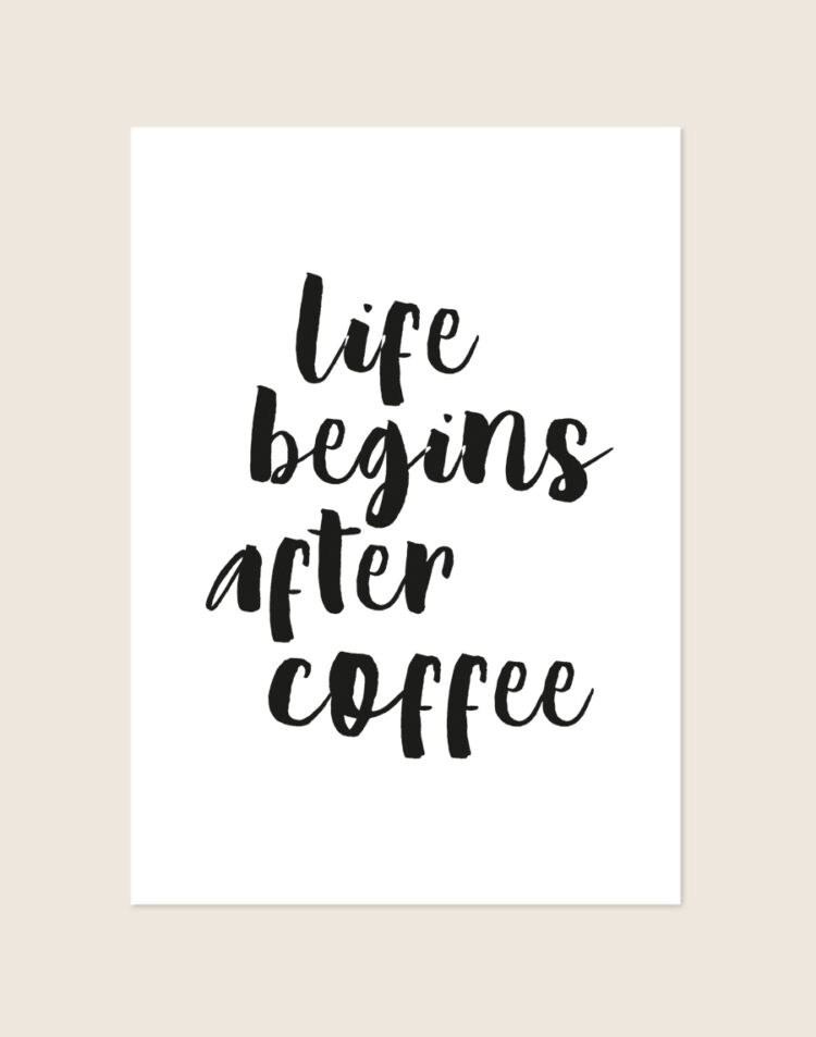 Stijlvolle typografische poster met de tekst Life Begins After Coffee, sfeervol opgehangen aan de muur bij een koffiecorner in een moderne keuken.