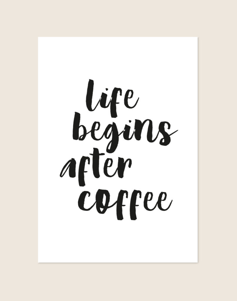 Stijlvolle typografische poster met de tekst Life Begins After Coffee, sfeervol opgehangen aan de muur bij een koffiecorner in een moderne keuken.
