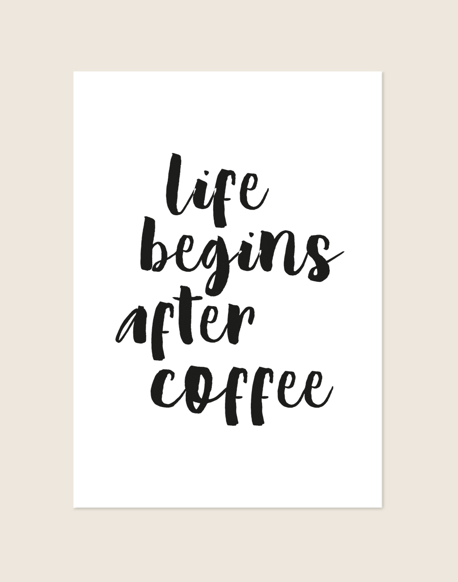 Stijlvolle typografische poster met de tekst Life Begins After Coffee, sfeervol opgehangen aan de muur bij een koffiecorner in een moderne keuken.