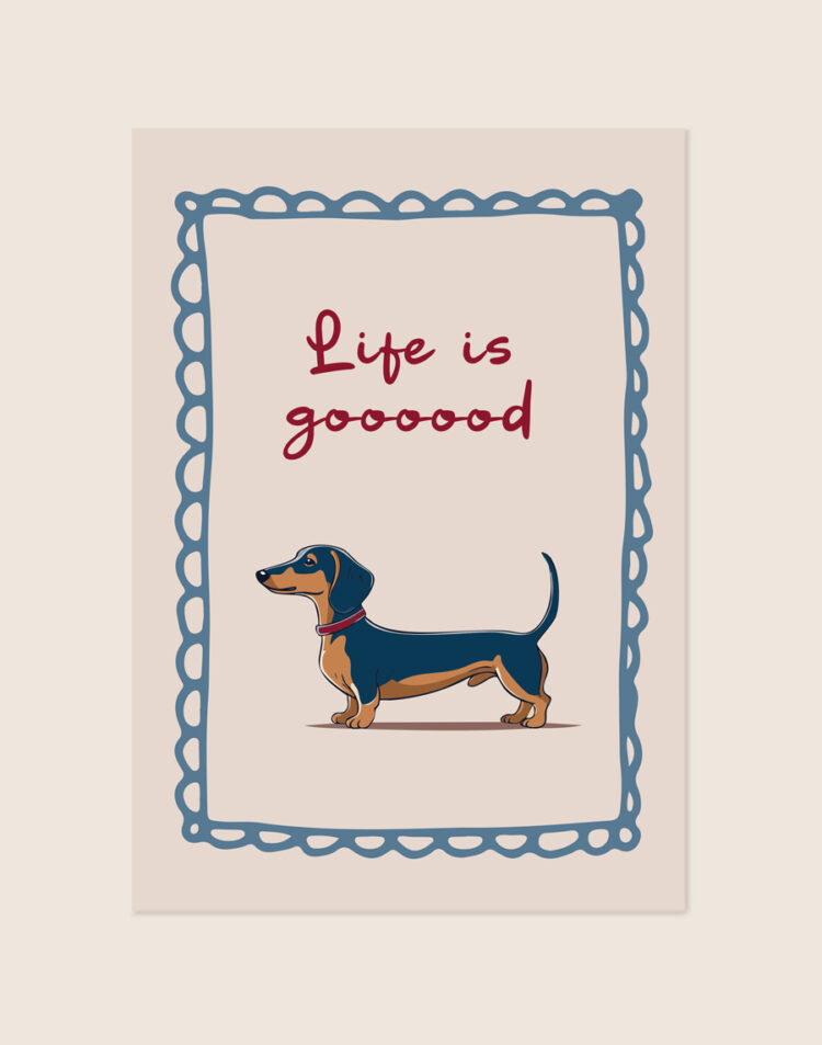 Een beige poster met een blauwe, golvende sierrand, met in het midden een illustratie van een zwart-met-bruine teckel en de rode, handgeschreven tekst 'Life is goooood'.
