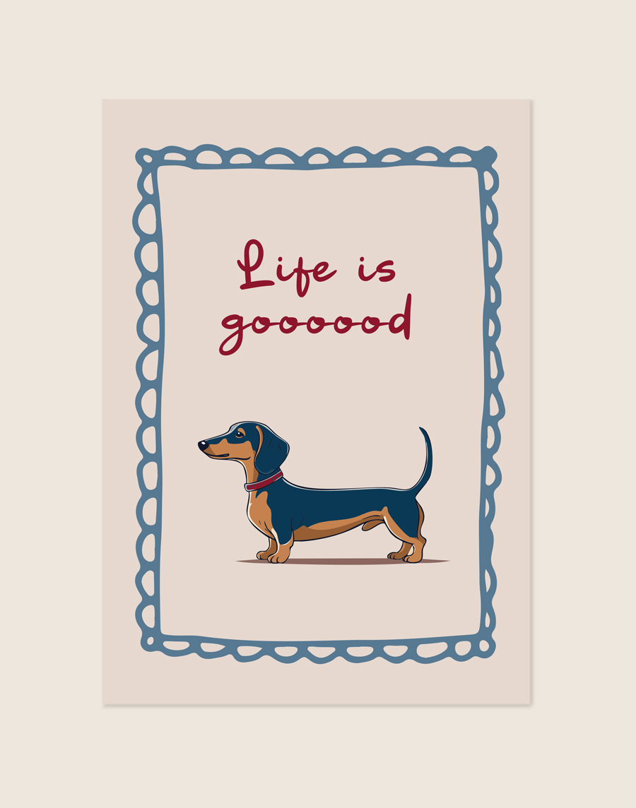 Een beige poster met een blauwe, golvende sierrand, met in het midden een illustratie van een zwart-met-bruine teckel en de rode, handgeschreven tekst 'Life is goooood'.