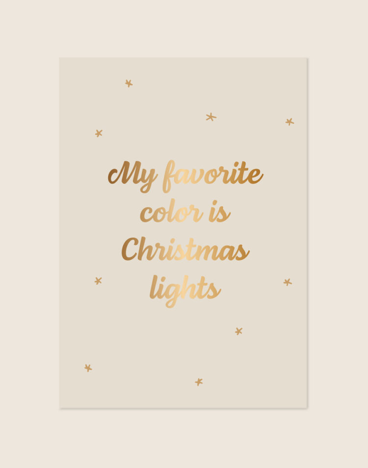 Lichte crèmekleurige kerstposter met kleine gouden sterretjes en de sierlijke goudkleurige tekst 'My favorite color is Christmas lights'.