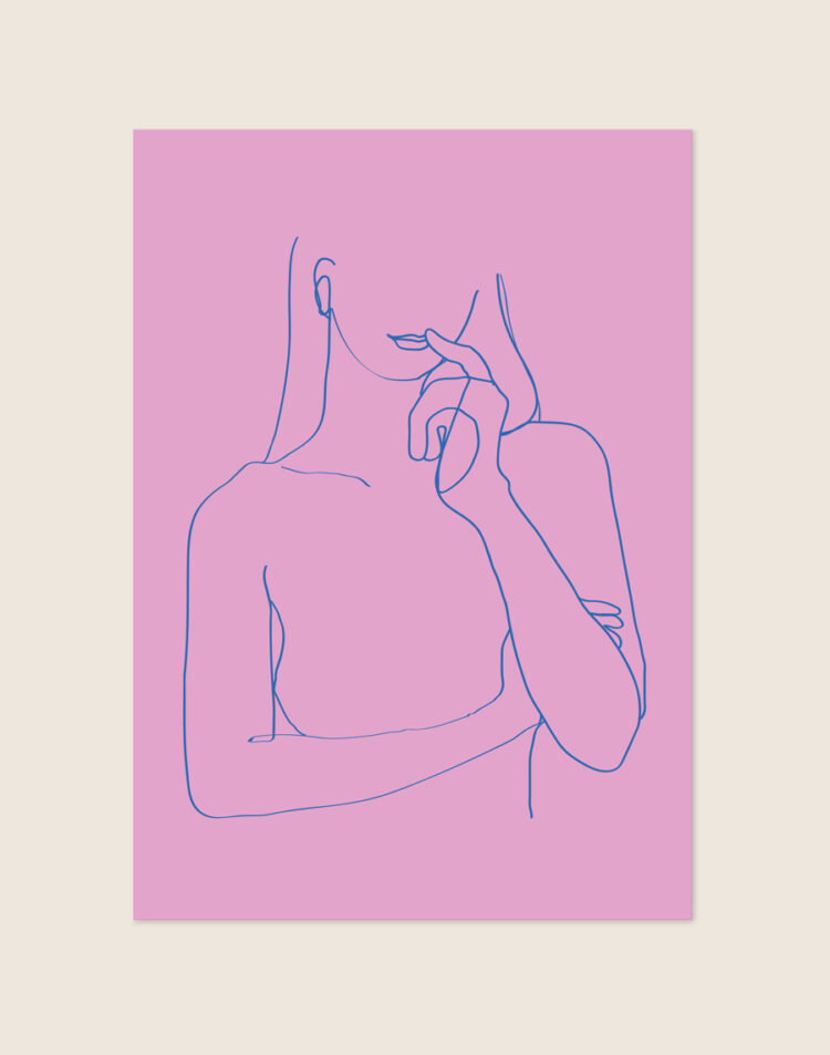 Minimalistische roze poster met een blauwe line art tekening van een peinzende vrouw met haar hand bij haar lippen.