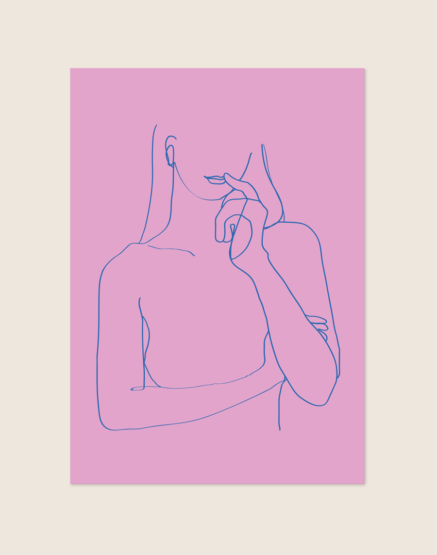 Minimalistische roze poster met een blauwe line art tekening van een peinzende vrouw met haar hand bij haar lippen.