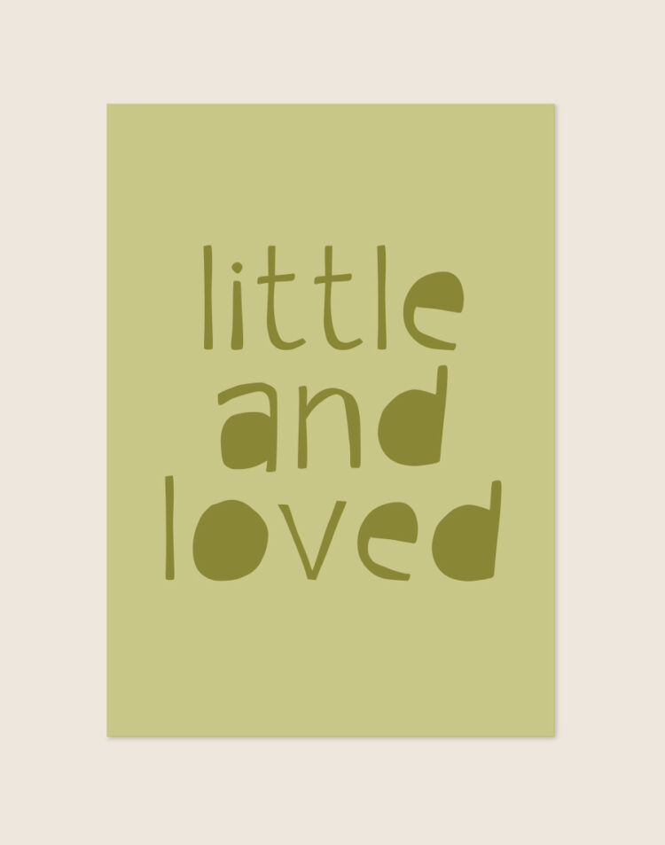 Een poster met een zacht olijfgroene achtergrond. In het midden staat de tekst "little and loved" in een donkergroen, speels en handgeschreven lettertype, verdeeld over drie regels.