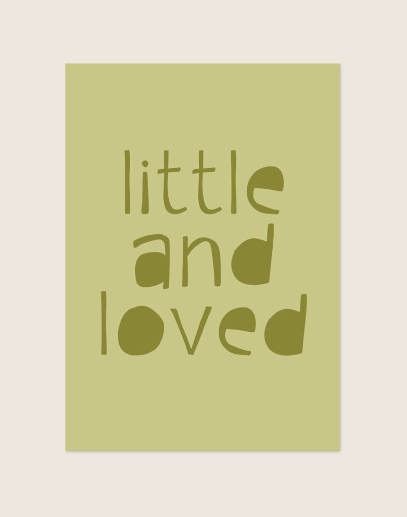Een poster met een zacht olijfgroene achtergrond. In het midden staat de tekst "little and loved" in een donkergroen, speels en handgeschreven lettertype, verdeeld over drie regels.