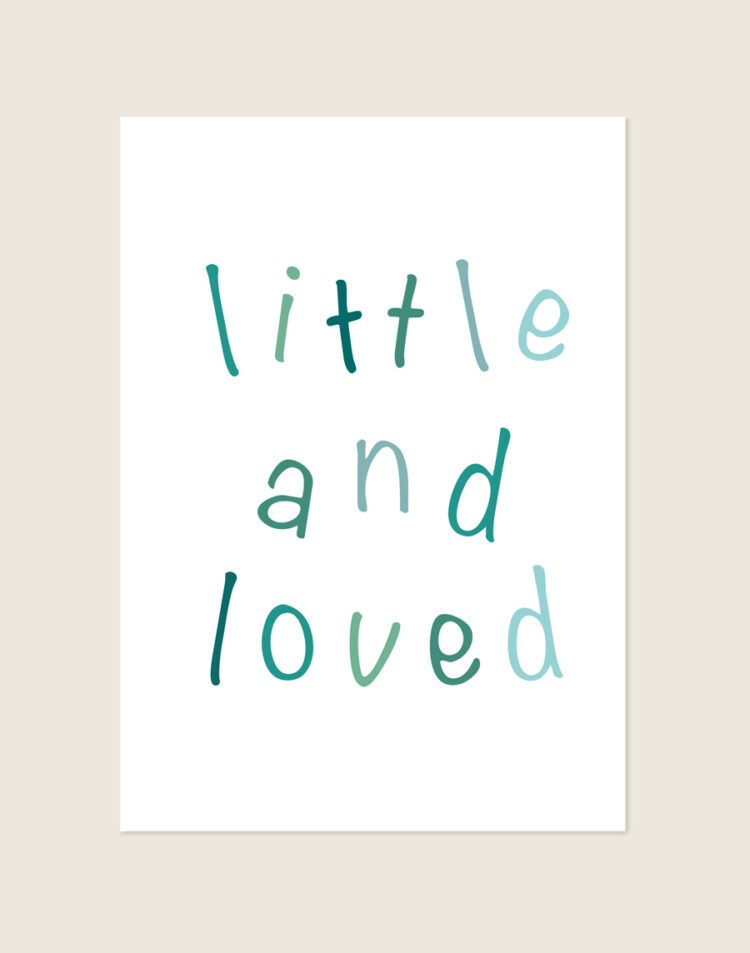 Lieve kinderkamer Poster Little and loved groen met speelse handgetekende letters in verschillende groentinten op een helderwitte achtergrond, sfeervol opgehangen in een ruimte.