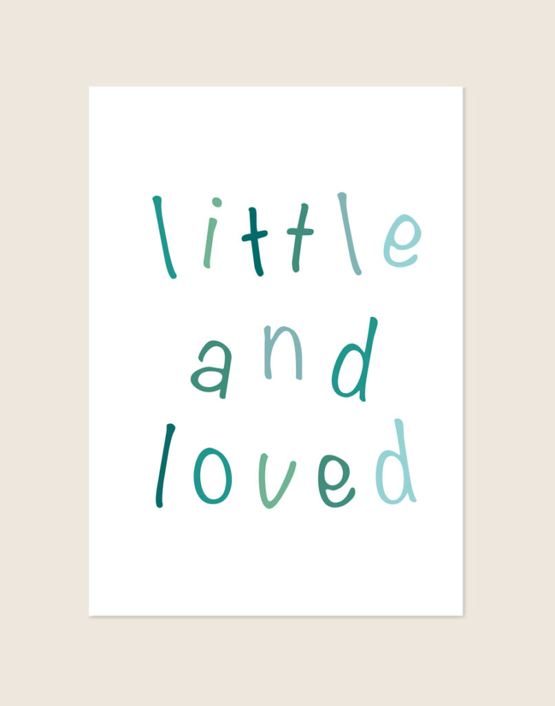 Lieve kinderkamer Poster Little and loved groen met speelse handgetekende letters in verschillende groentinten op een helderwitte achtergrond, sfeervol opgehangen in een ruimte.