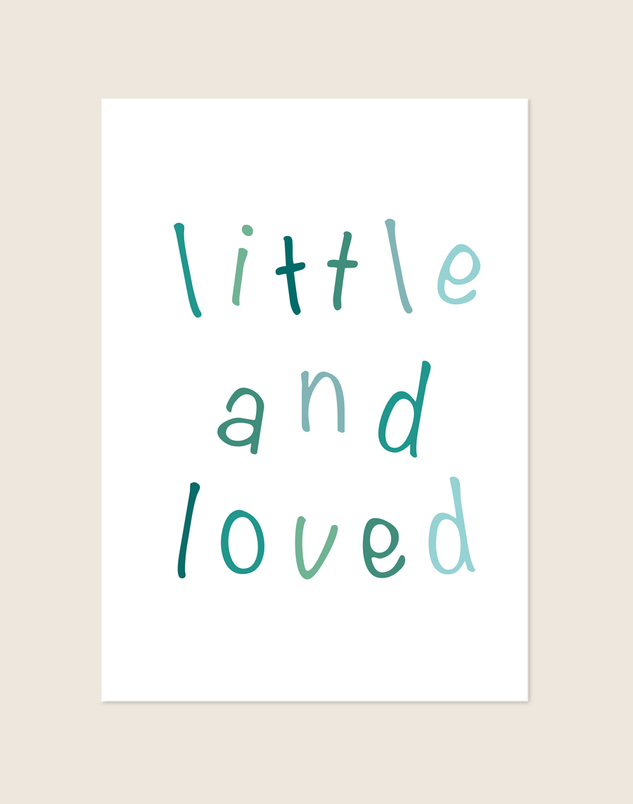 Lieve kinderkamer Poster Little and loved groen met speelse handgetekende letters in verschillende groentinten op een helderwitte achtergrond, sfeervol opgehangen in een ruimte.