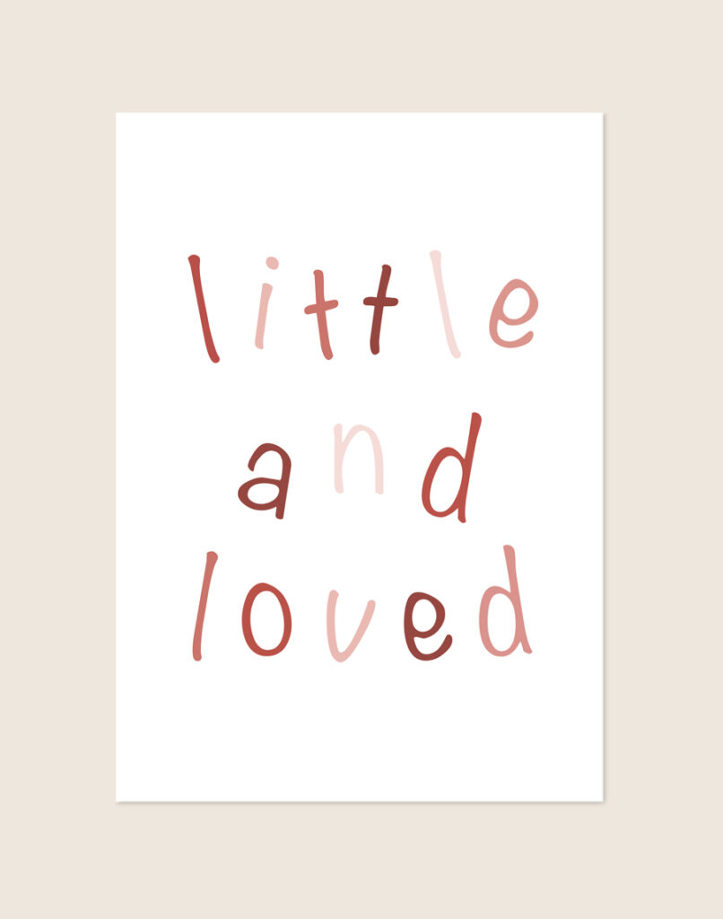 Lieve kinderkamer Poster Little and loved rood met speelse handgetekende letters in roest- en rozetinten op een helderwitte achtergrond, sfeervol opgehangen in een ruimte.