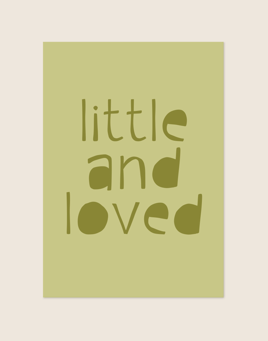 Een poster met een zacht olijfgroene achtergrond. In het midden staat de tekst "little and loved" in een donkergroen, speels en handgeschreven lettertype, verdeeld over drie regels.