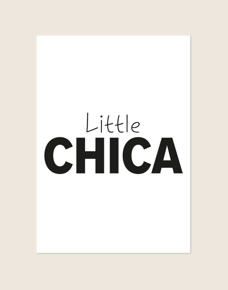 Stijlvolle meidenkamer Poster Little chica met speelse zwarte letters op een helderwitte achtergrond, sfeervol opgehangen in een ruimte.