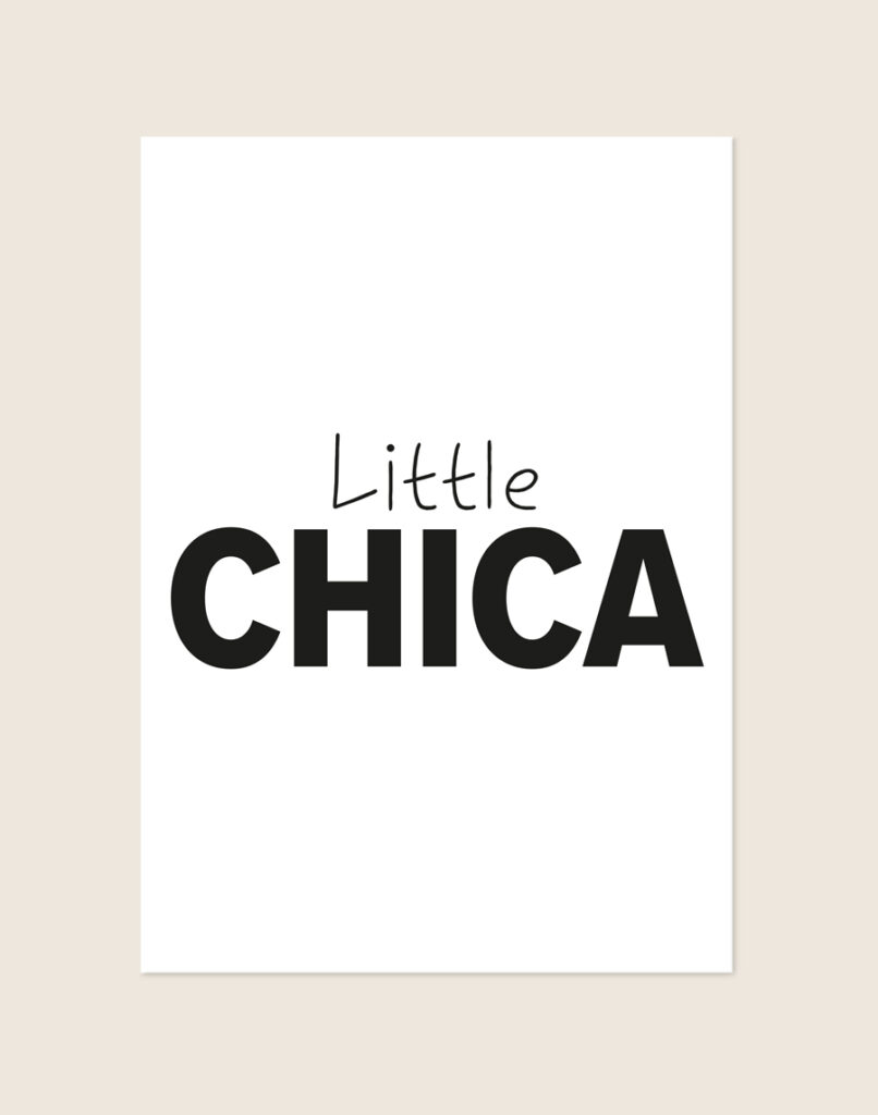 Stijlvolle meidenkamer Poster Little chica met speelse zwarte letters op een helderwitte achtergrond, sfeervol opgehangen in een ruimte.